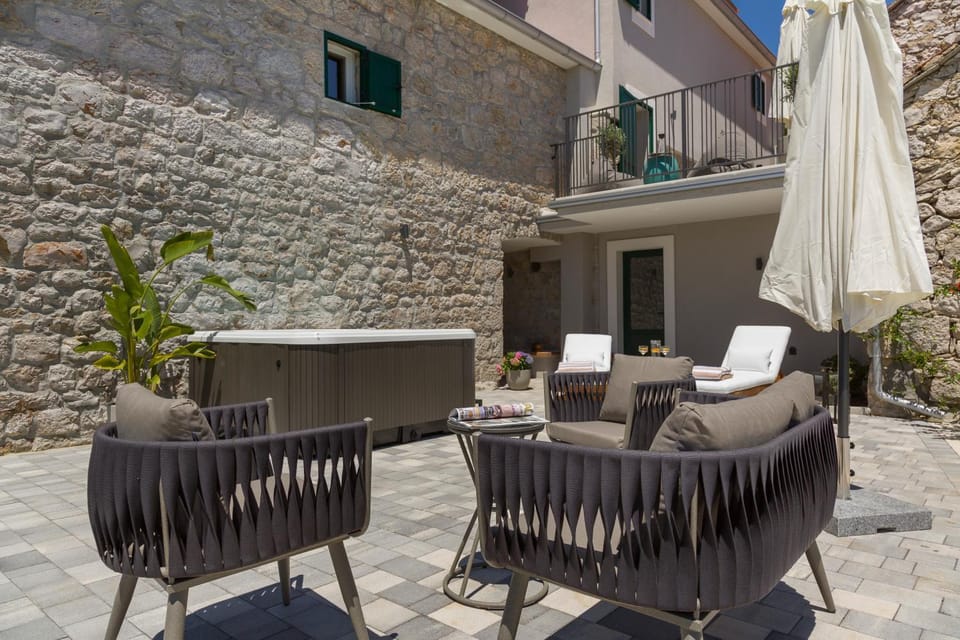 Property building, Patio, Day, Balcony/Terrace, Seating area, sunbed