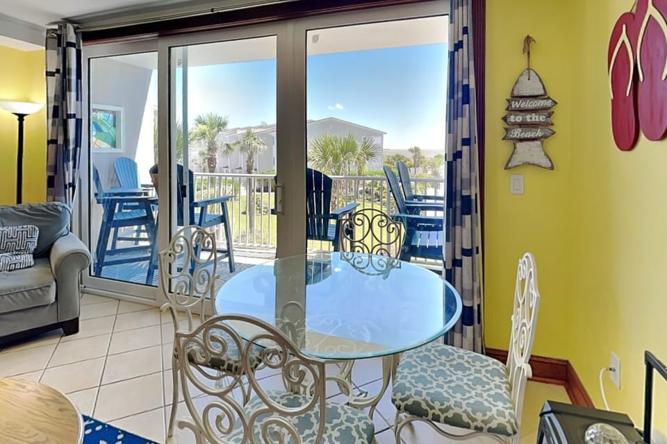 Balcony/Terrace, Living room, Seating area, Dining area, furniture