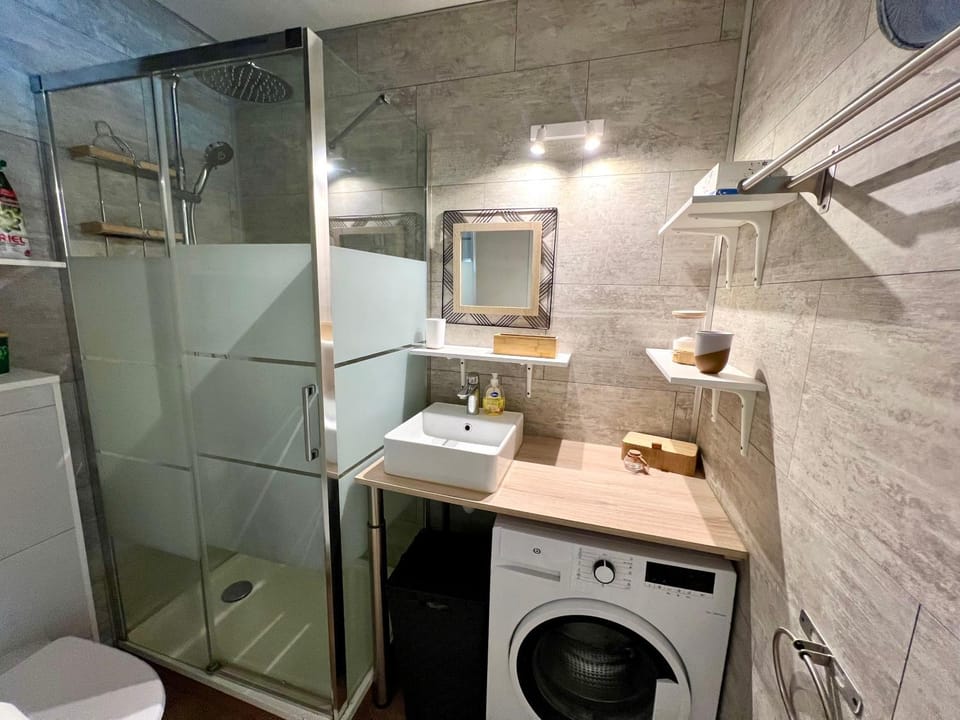 Shower, Toilet, Bathroom, washing machine