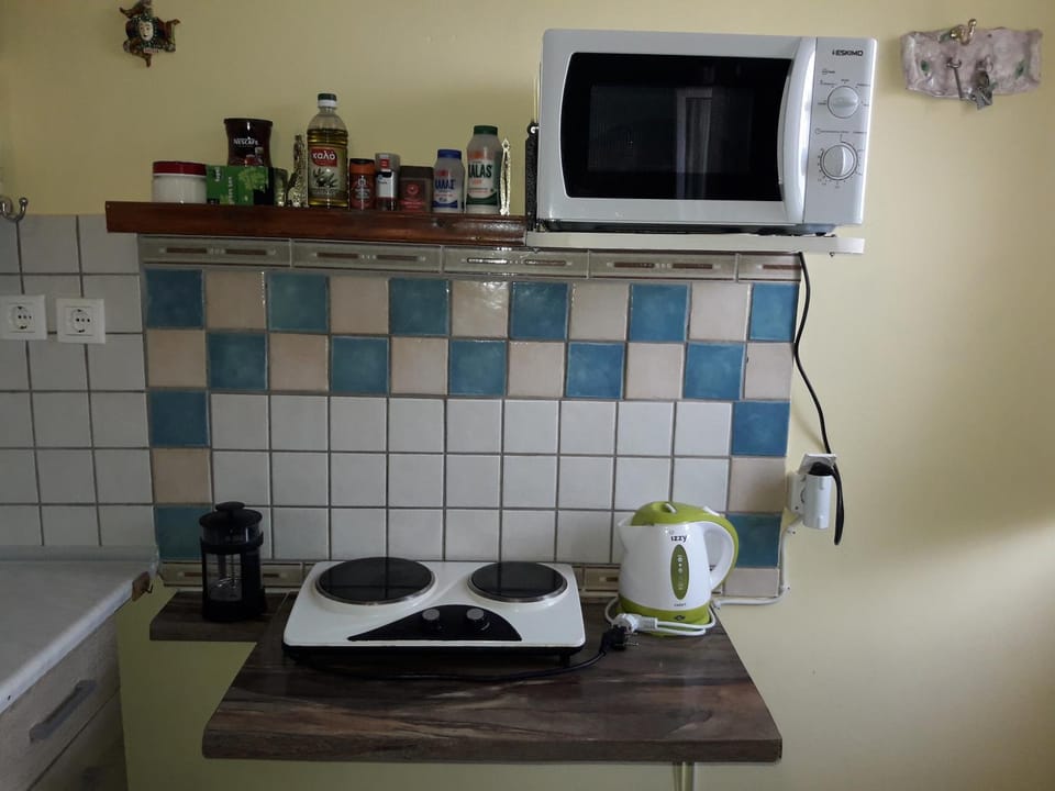 Kitchen or kitchenette, minibar