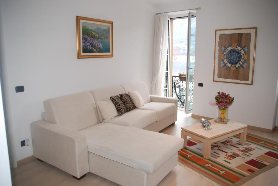 Balcony/Terrace, Living room, Lake view, Mountain view