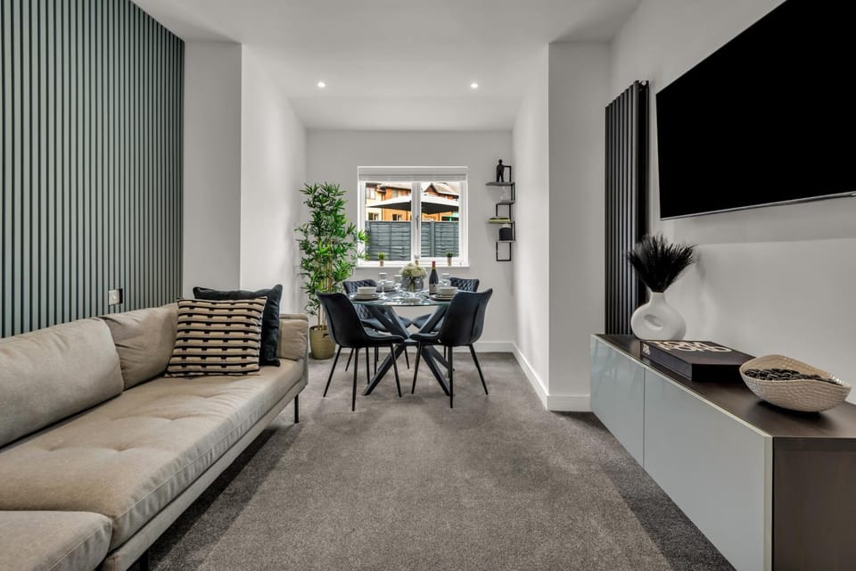 Communal lounge/ TV room, TV and multimedia, Living room, Seating area, Dining area