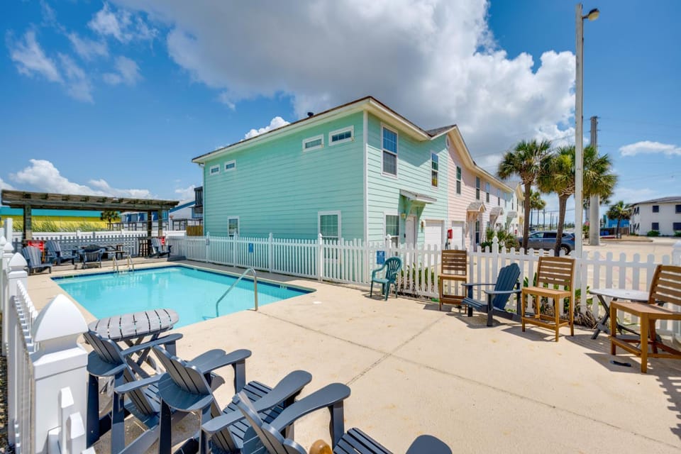 Steps to Beach and Pool Access Port Aransas Condo Apartment in Port Aransas