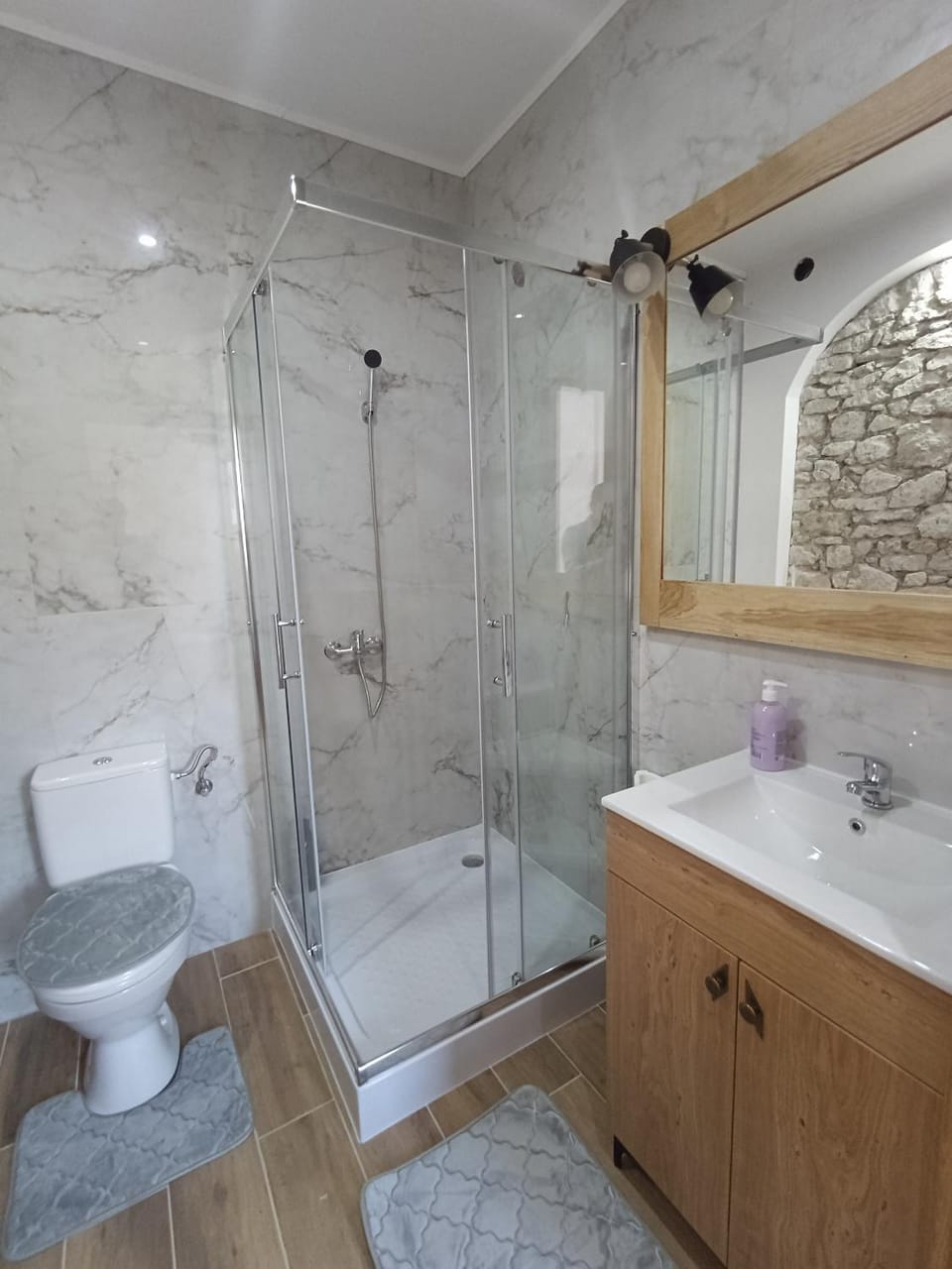 Shower, Toilet, Bathroom, towels