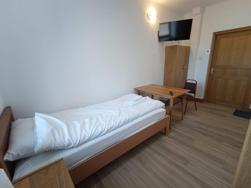 Bed, TV and multimedia, Photo of the whole room, Bedroom, wardrobe