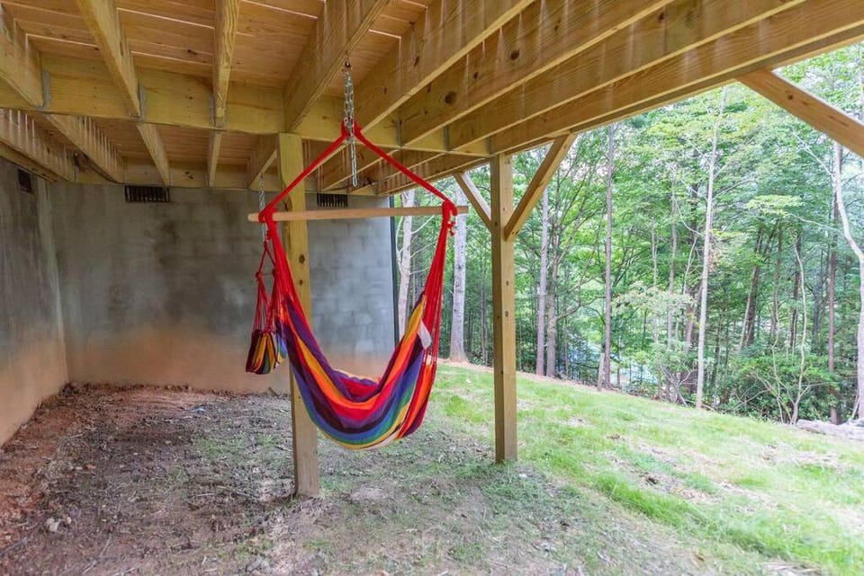Rooster Nest New Spacious Cabin Cabin in Buncombe County