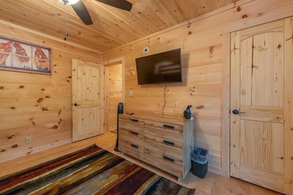 Rooster Nest New Spacious Cabin Cabin in Buncombe County