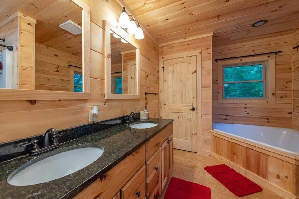 Rooster Nest New Spacious Cabin Cabin in Buncombe County