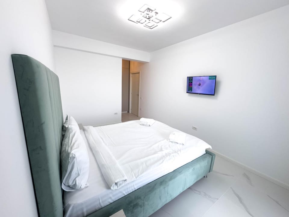 Bed, TV and multimedia, Photo of the whole room, Bedroom