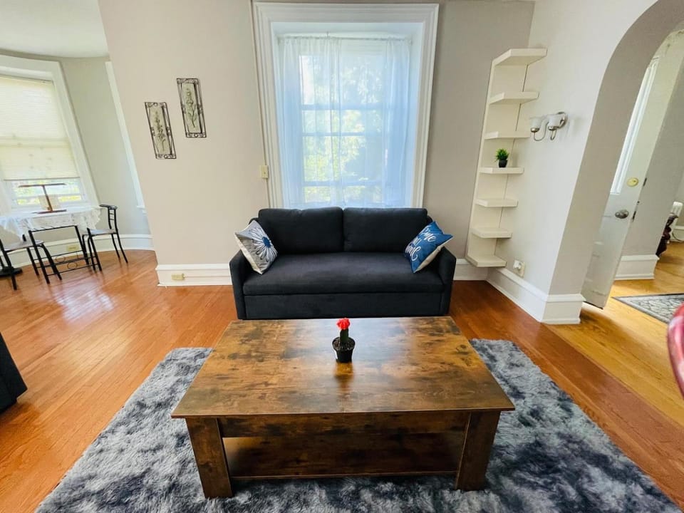 Stylish & Charming 2BR Monthly Discount Apartment in Cheltenham Township