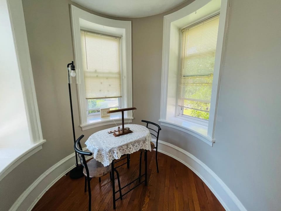 Stylish & Charming 2BR Monthly Discount Apartment in Cheltenham Township