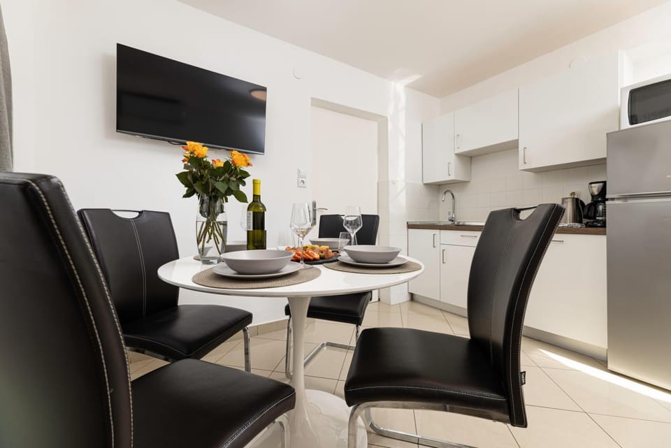 TV and multimedia, Kitchen or kitchenette, Living room