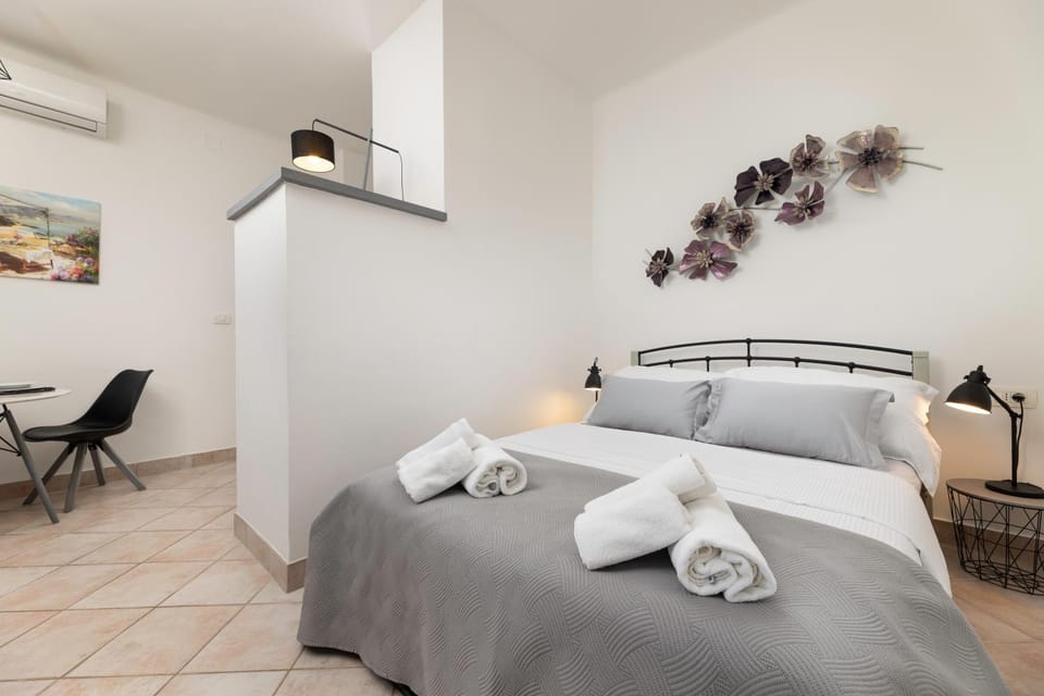 Bed, towels