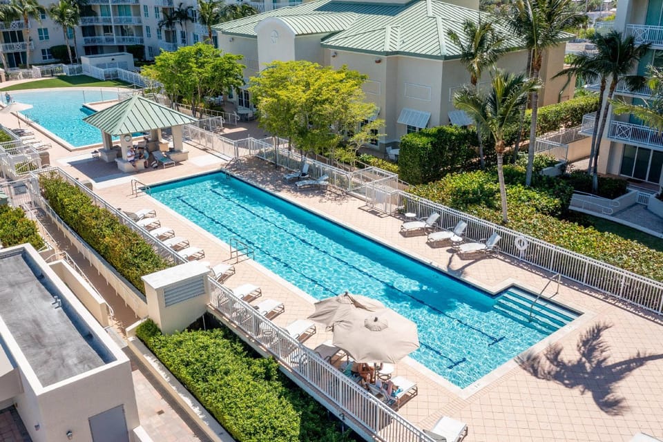 406N Coastal Key Suite 1 Bedroom, Pools, Jacuzzi, Beach, Shops & Dog Friendly House in Boynton Beach