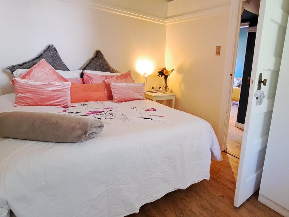 Stylish 2-Bed Flat with Exclusive Patio - Easy Access to Cape Town Highlights Apartment in Cape Town