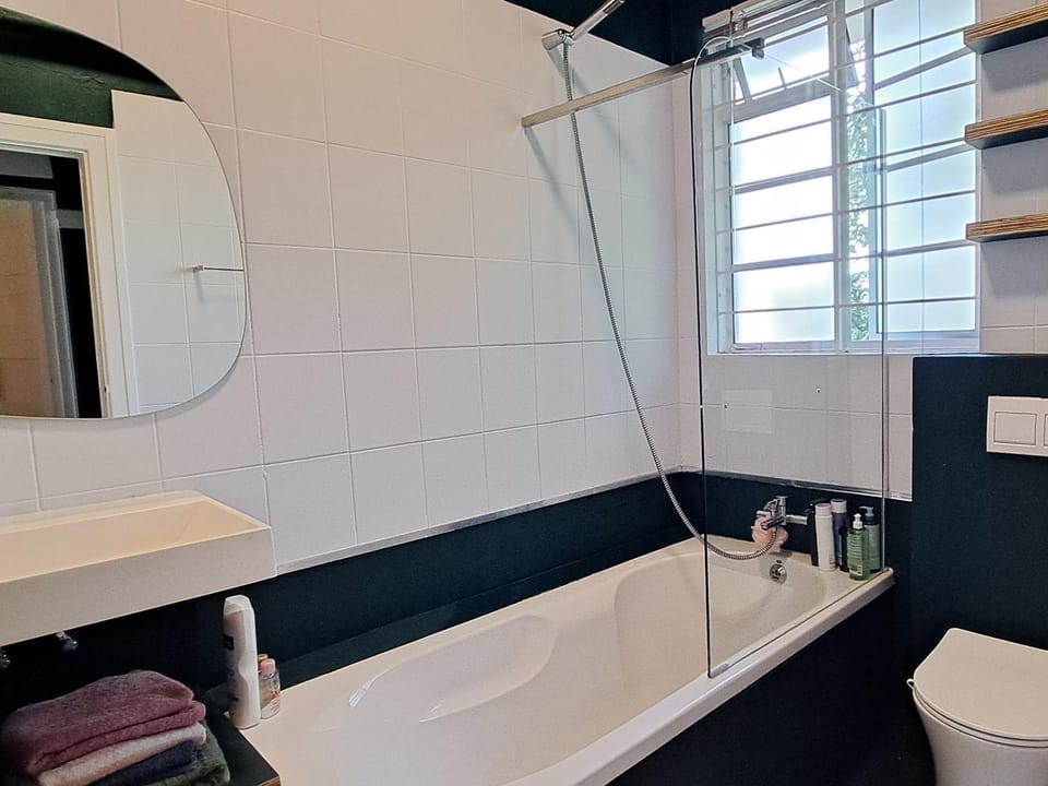 Stylish 2-Bed Flat with Exclusive Patio - Easy Access to Cape Town Highlights Apartment in Cape Town