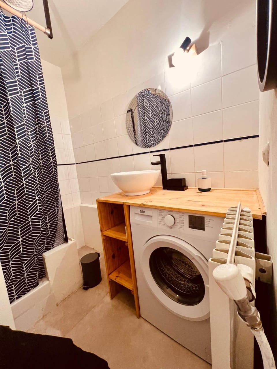 Bathroom, towels, washing machine