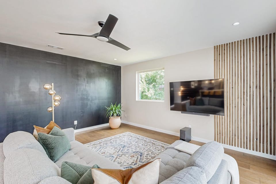Modern Dallas Retreat 5 Mi to Dtwn: Pets Welcome House in Dallas