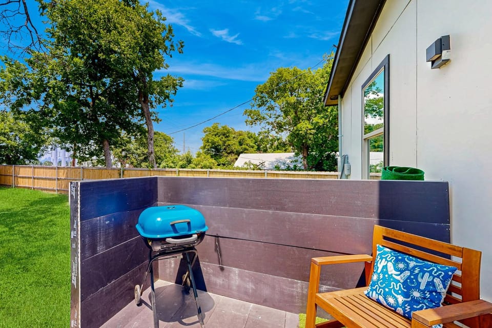 Modern Dallas Retreat 5 Mi to Dtwn: Pets Welcome House in Dallas