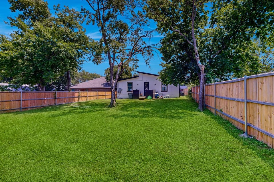 Modern Dallas Retreat 5 Mi to Dtwn: Pets Welcome House in Dallas