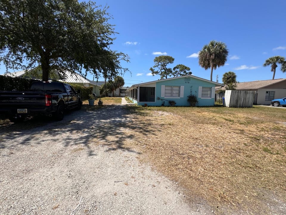 875 Oasis #4 Location! Apartment in Vero Beach