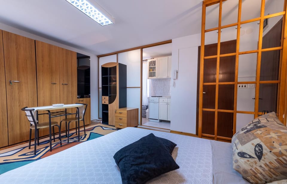 Bed, Living room, Photo of the whole room, Seating area, Dining area, wardrobe