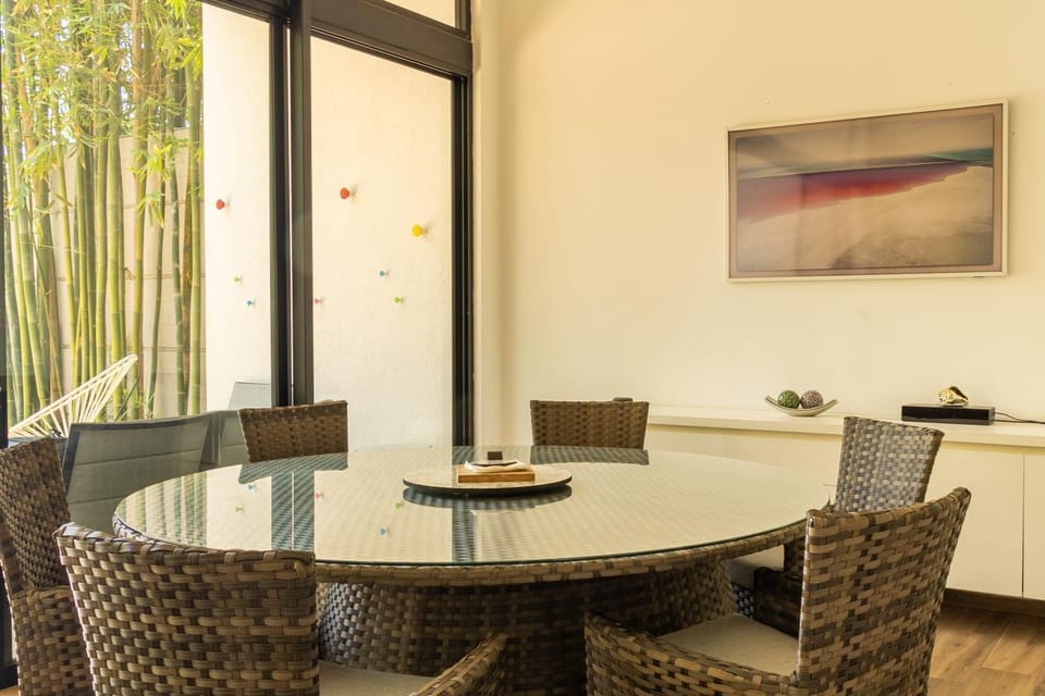Seating area, Dining area