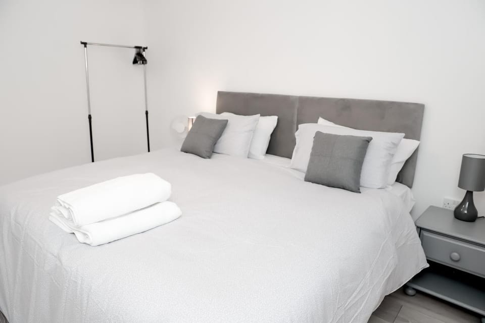 Bed, Photo of the whole room, Bedroom, towels