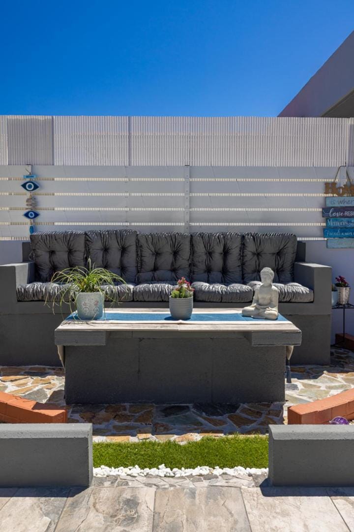 Patio, Day, Living room, Seating area