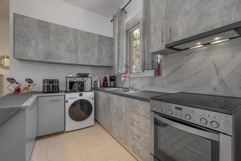 Kitchen or kitchenette, oven, stove, washing machine