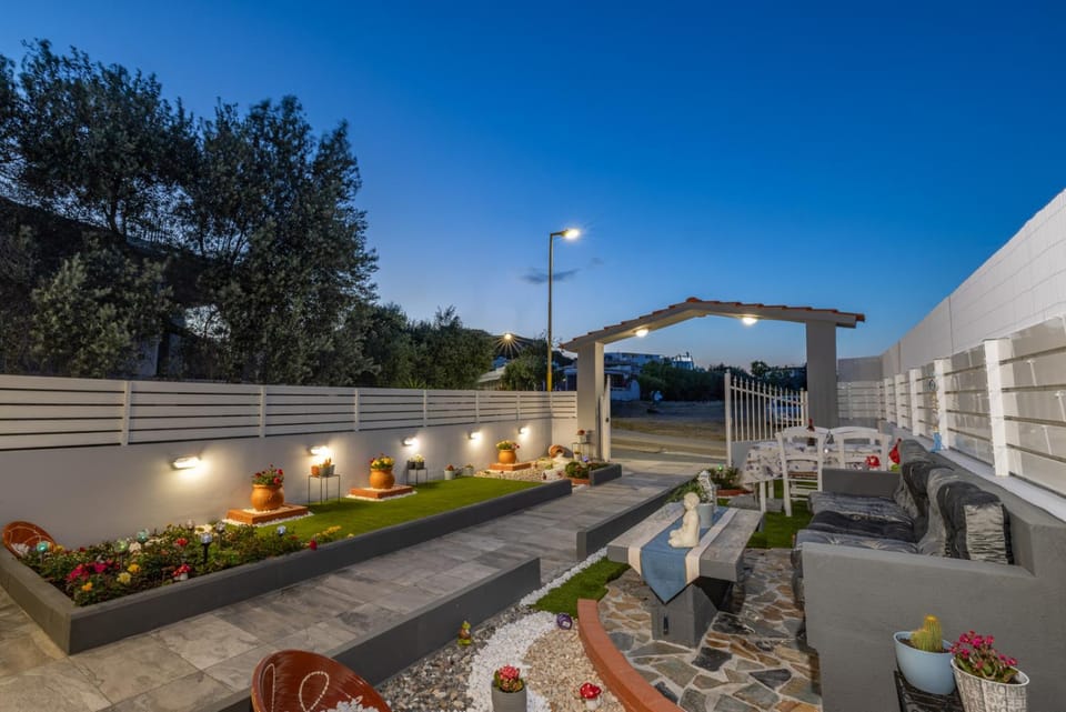 Property building, Patio, Garden, Balcony/Terrace, Garden view