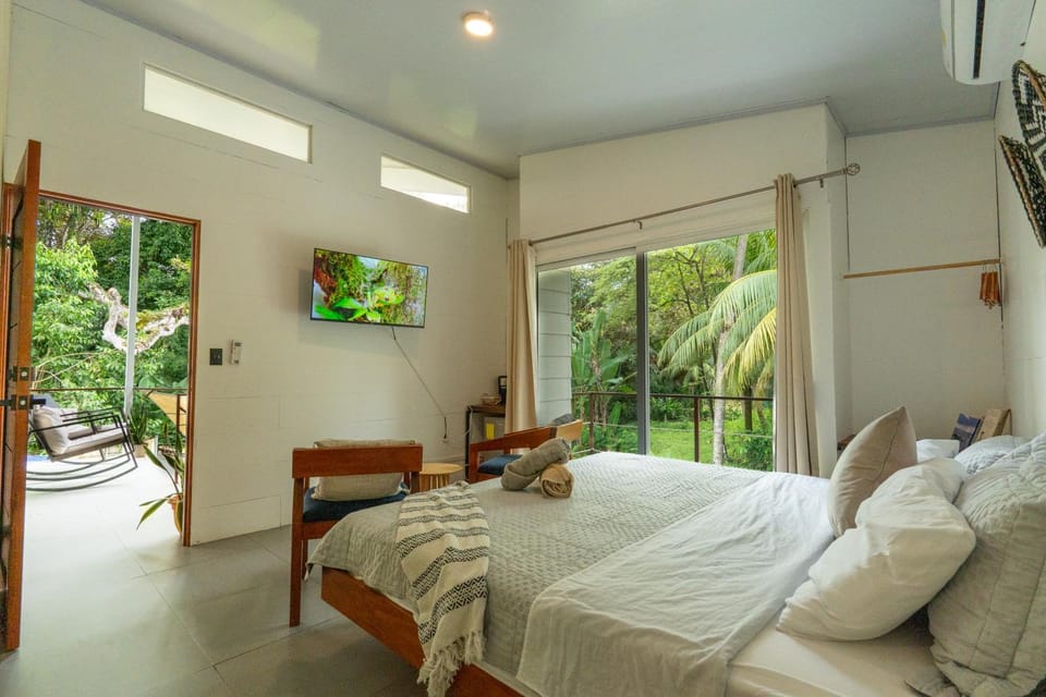 Bed, TV and multimedia, Bedroom