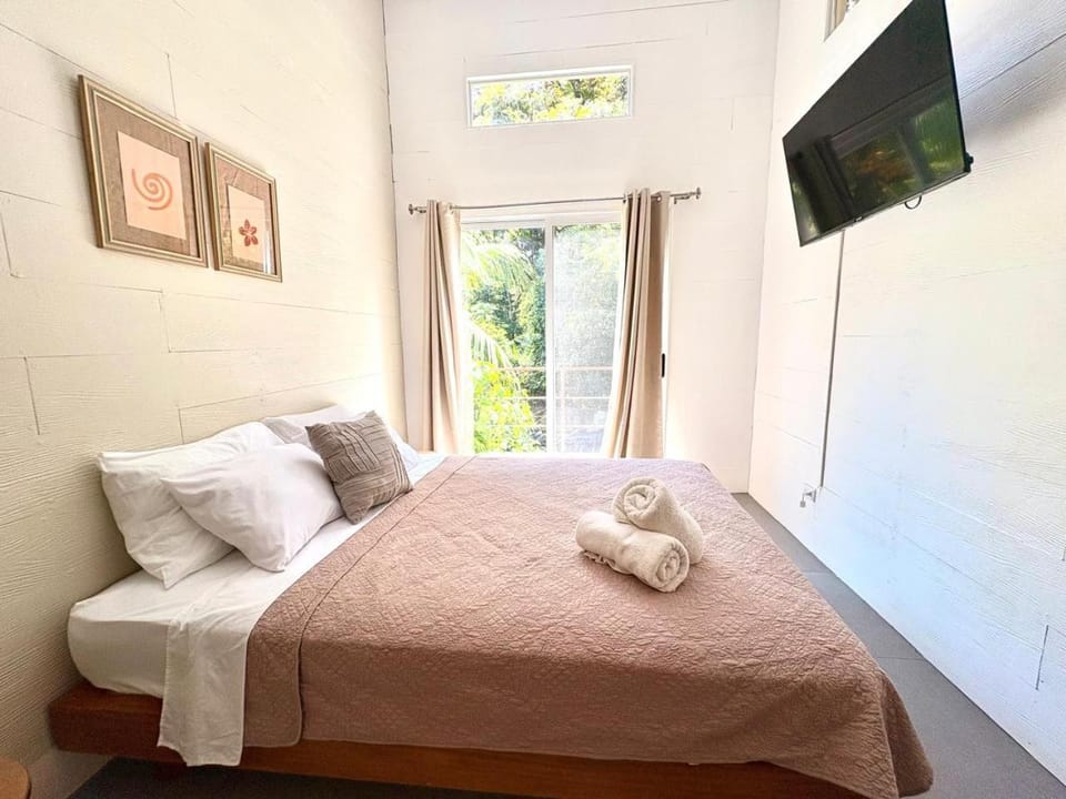 TV and multimedia, Photo of the whole room, air conditioner