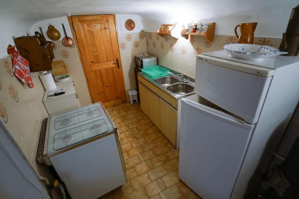 Kitchen or kitchenette, oven, stove