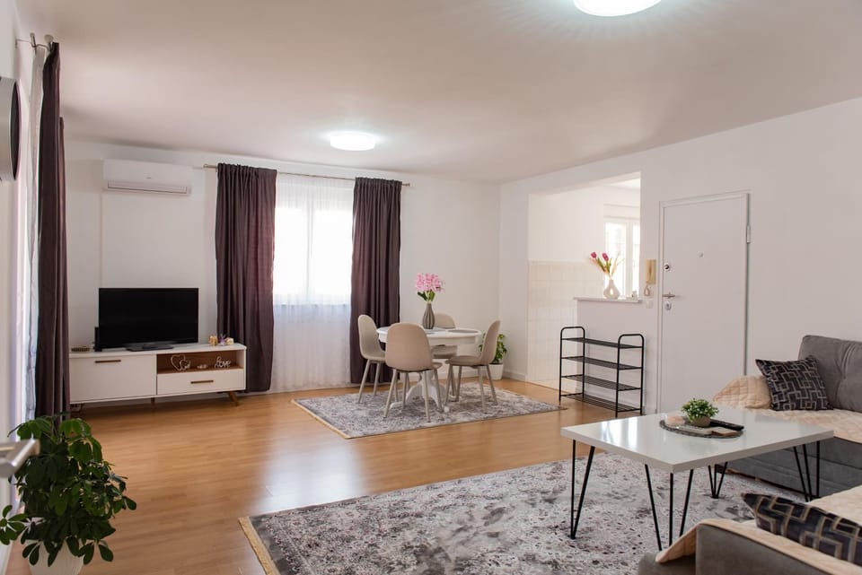 Communal lounge/ TV room, TV and multimedia, Living room, Seating area, Dining area