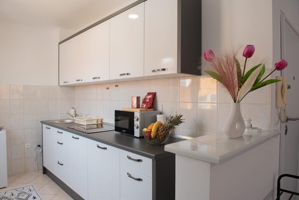 Kitchen or kitchenette, minibar