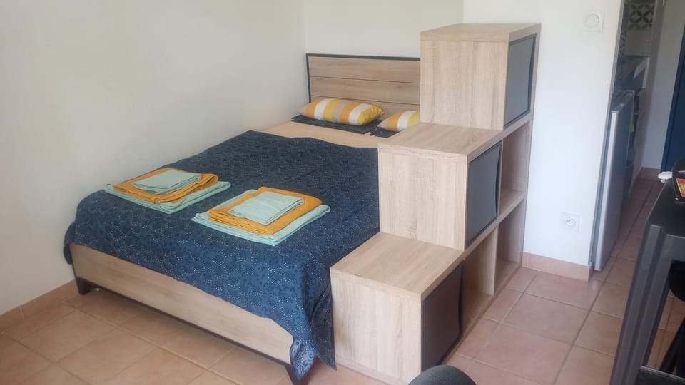 Bed, Photo of the whole room, Bedroom, towels