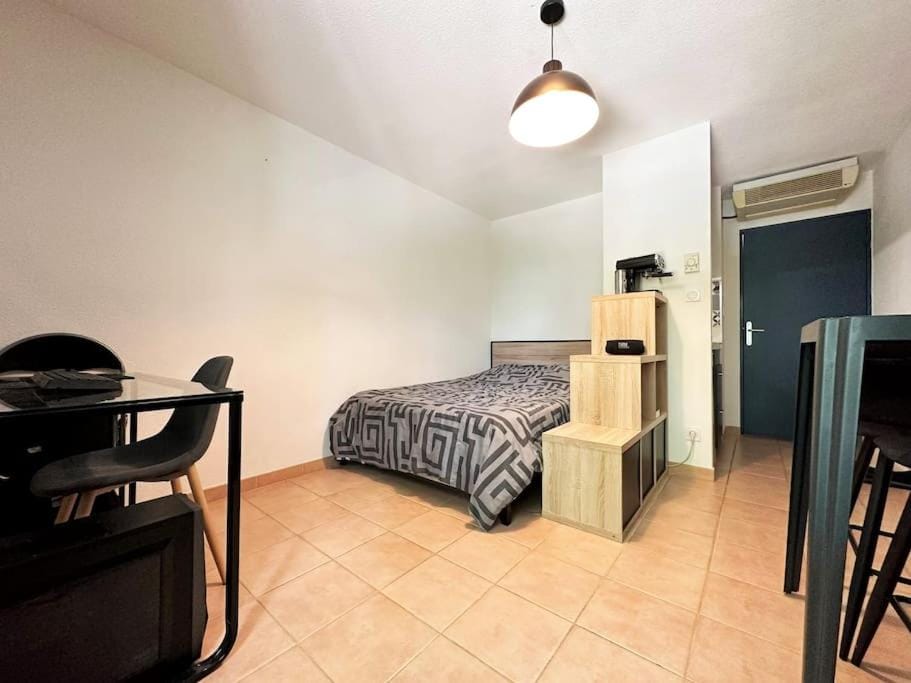 Bed, Living room, Photo of the whole room, Bedroom, air conditioner