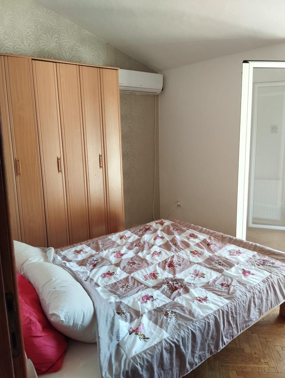 Bedroom, towels, wardrobe