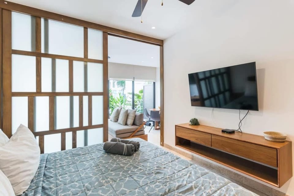 Bed, TV and multimedia, Photo of the whole room, Bedroom