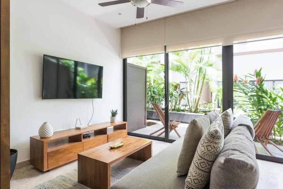 TV and multimedia, Living room, Seating area, Dining area