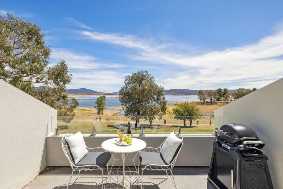 View (from property/room), Balcony/Terrace, Dining area, Lake view