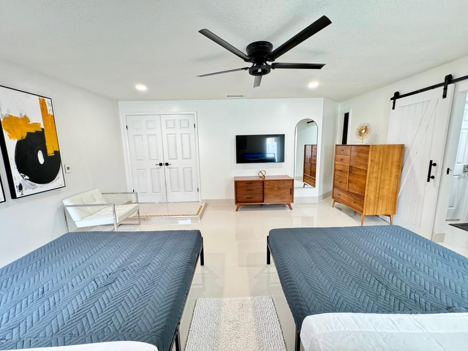 Upscale Tampa Bay Dream Home Pool with Putting Green House in Greater Carrollwood