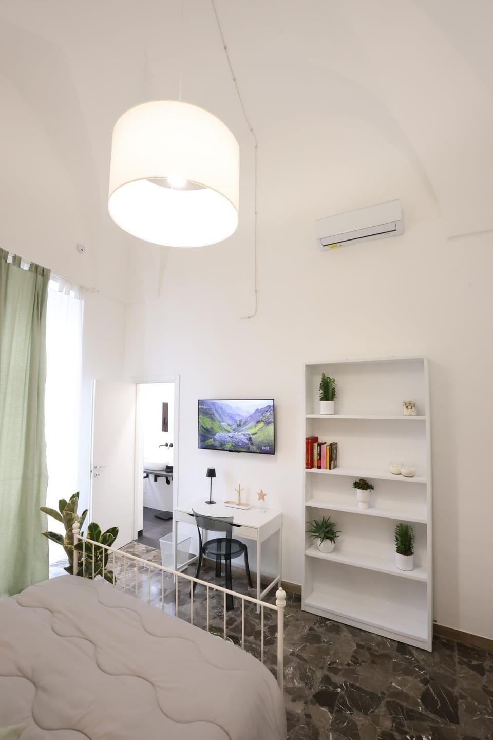 Bed, TV and multimedia, Photo of the whole room, Bedroom, air conditioner