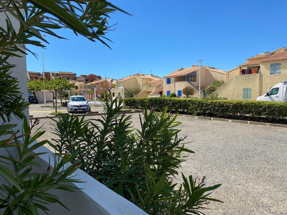 Charmant T3 de plain pied, 4/5 pers, proche plage, parking privé, animaux OK - FR-1-798-17 Apartment in Leucate