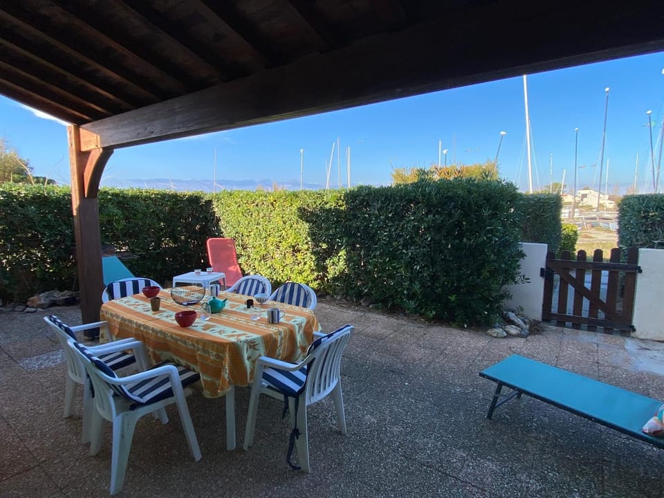 Villa T4 au Bord du Lac avec Terrasse, 6 Pers, Parking, Animaux Acceptés, Classée 1* - FR-1-798-37 Villa in Le Barcarès