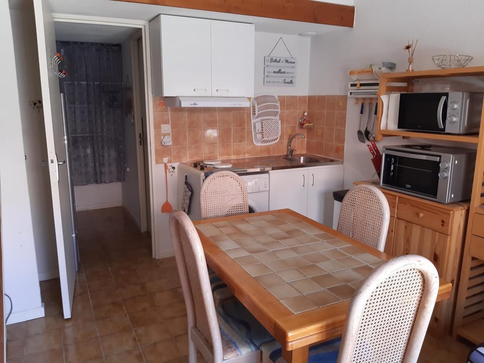 Villa Climatisée avec Mezzanine, Parking Sécurisé et Terrasse près du Lac Marin pour 4 Personnes Villa in Leucate