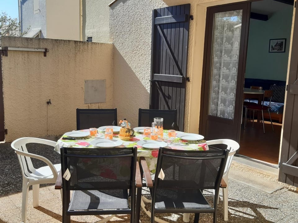 Charmante Villa T3 Mezzanine Climatisée avec Piscine et Parking Privé - 6 Pers., Port Leucate - FR-1-798-41 Villa in Leucate