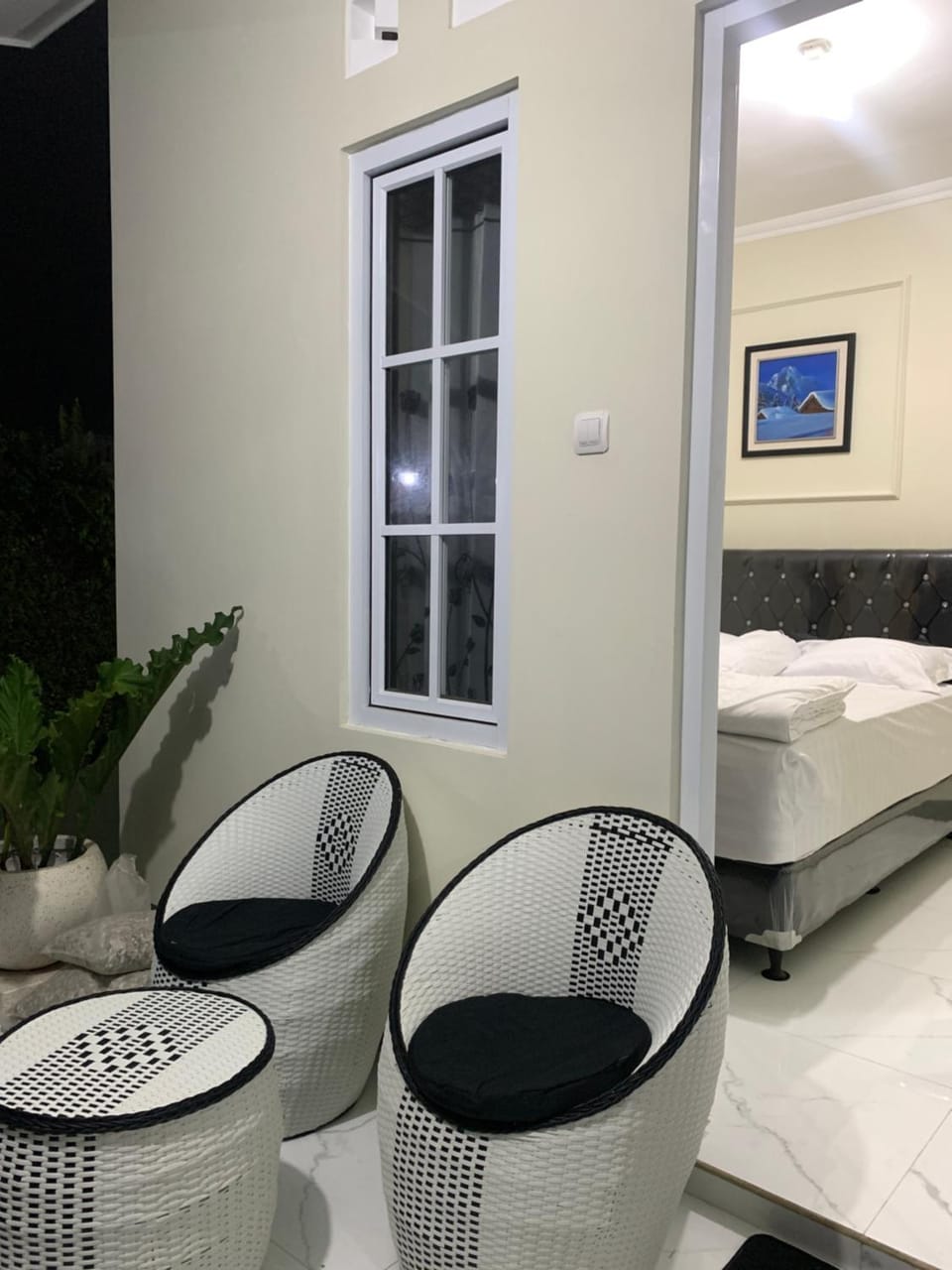 Property building, Bed, Balcony/Terrace, Living room, Photo of the whole room, Seating area, Bedroom