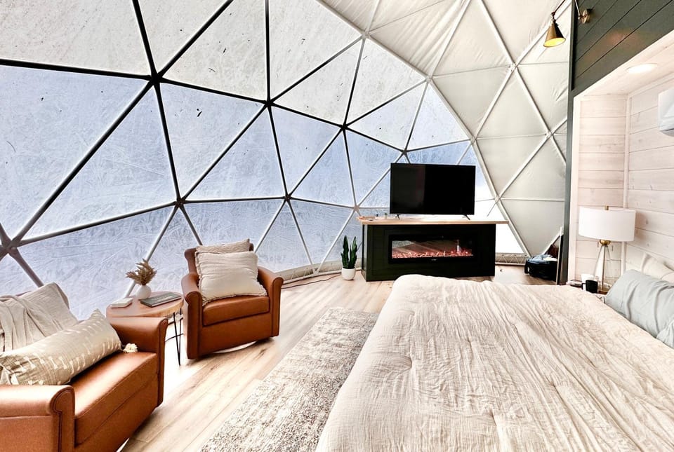 Communal lounge/ TV room, Bed, TV and multimedia, Seating area, Evening entertainment